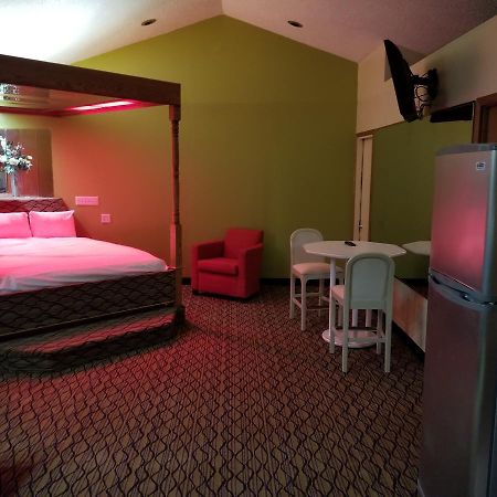Economy Inn & Suites Cedar Lake Екстер'єр фото