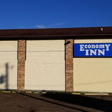 Economy Inn & Suites Cedar Lake Екстер'єр фото