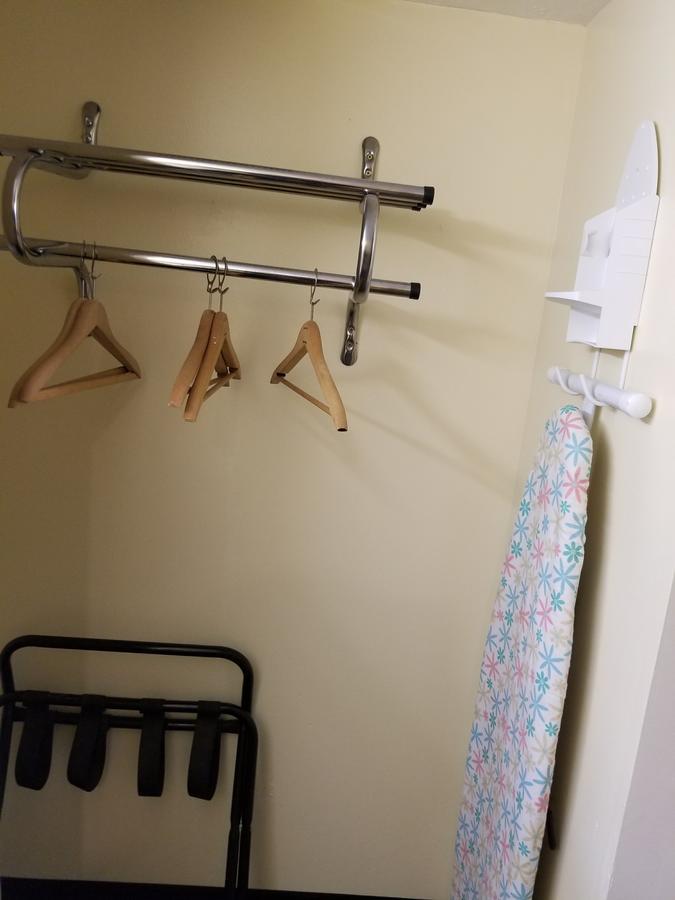 Economy Inn & Suites Cedar Lake Екстер'єр фото