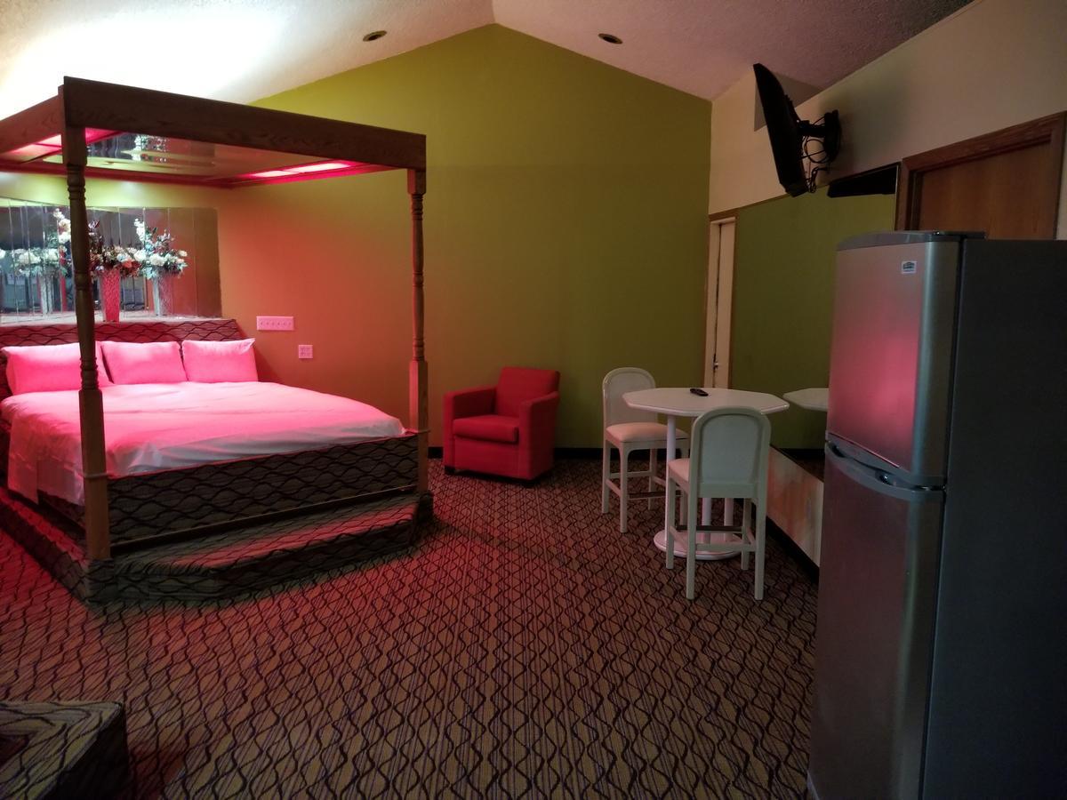 Economy Inn & Suites Cedar Lake Екстер'єр фото