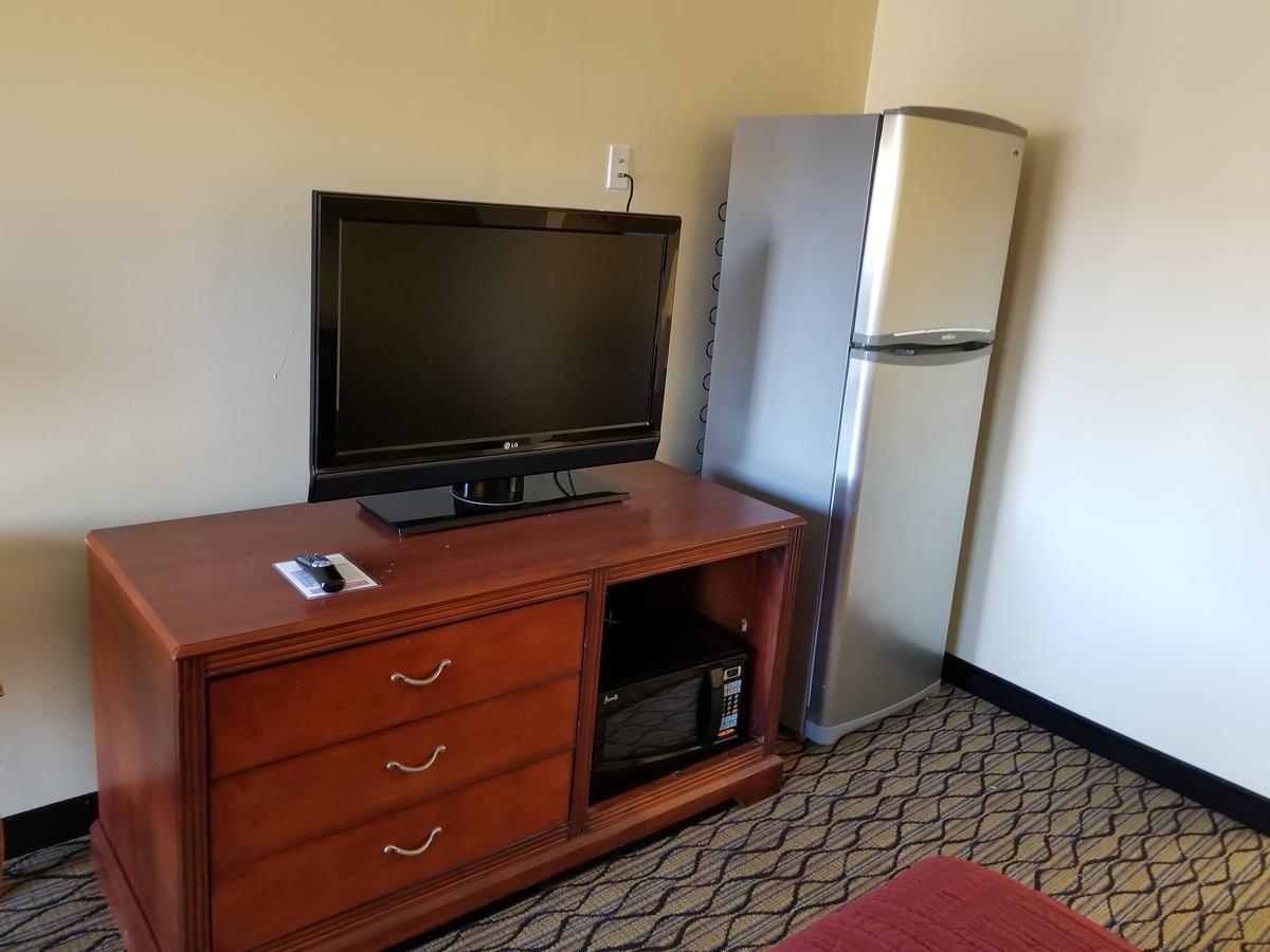 Economy Inn & Suites Cedar Lake Екстер'єр фото