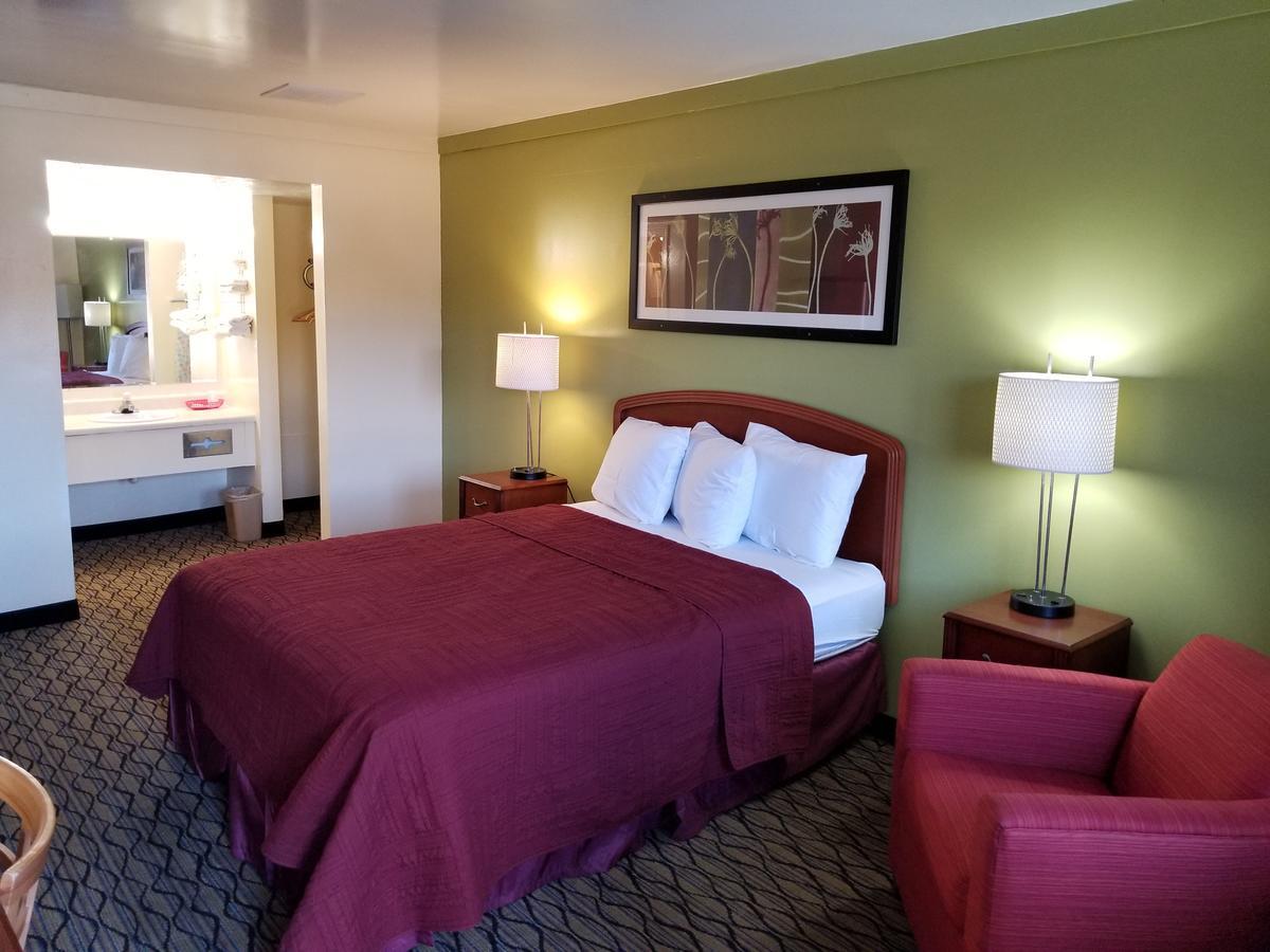 Economy Inn & Suites Cedar Lake Екстер'єр фото