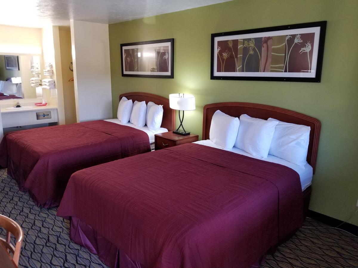 Economy Inn & Suites Cedar Lake Екстер'єр фото
