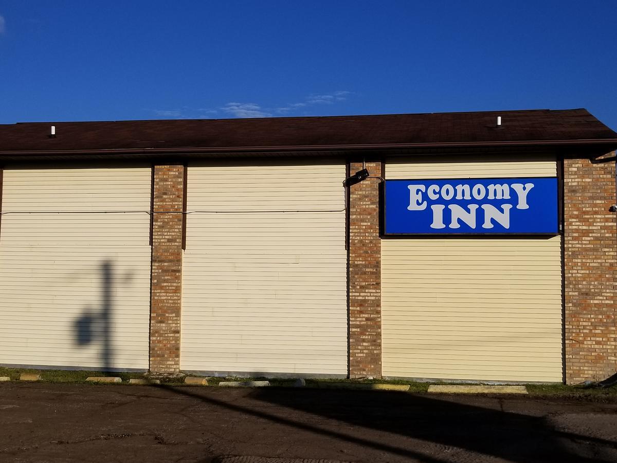 Economy Inn & Suites Cedar Lake Екстер'єр фото