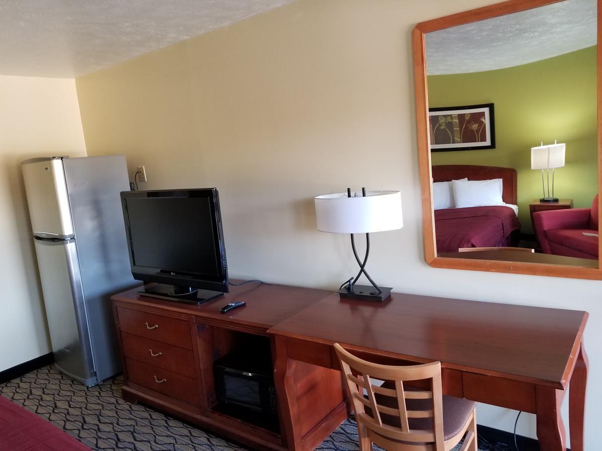 Economy Inn & Suites Cedar Lake Екстер'єр фото